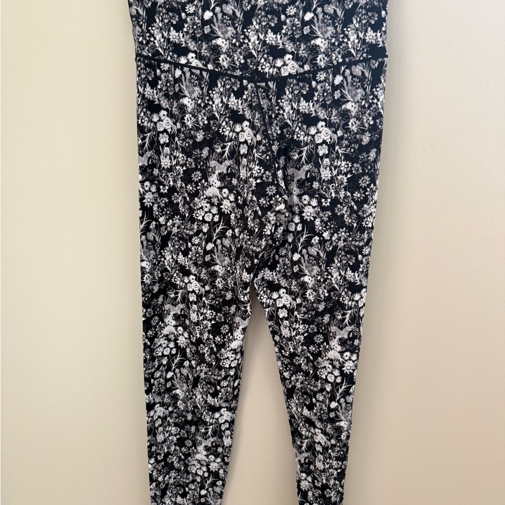 aerie Offline Black & White Floral Athletic Leggings